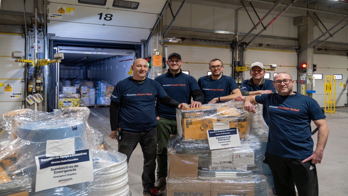 Nach den heftigen Unwettern arbeitet Amazon mit dem Spanischen Roten Kreuz und lokalen Ersthelfern zusammen, um betroffene Regionen in ganz Andalusien zu unterstützen.