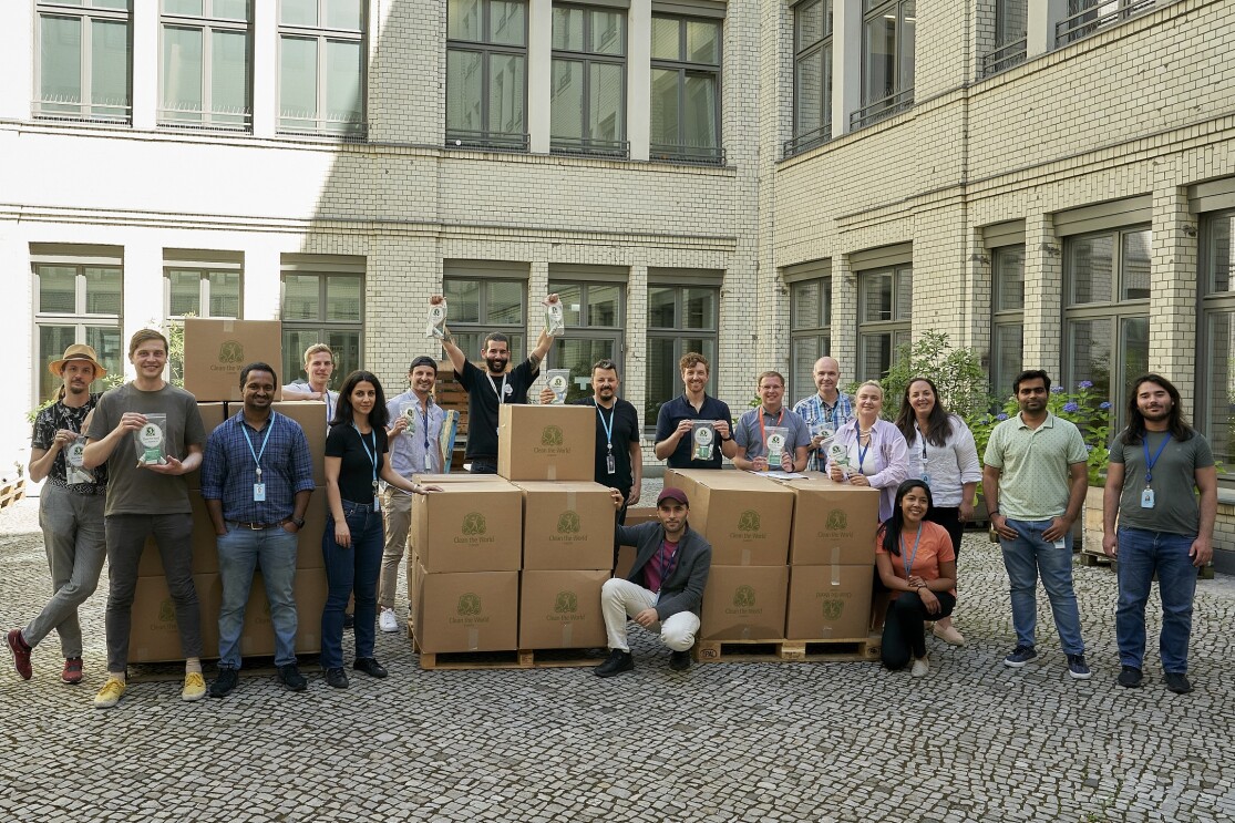 Amazon Mitarbeiter:innen mit Kartons in einem Innenhof für das Packen von insgesamt 50.000 Hygiene Kits für bedürftige Ukrainer:nnen Ende Juni 2022.