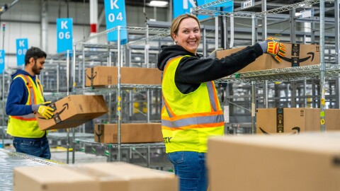 Angela Spehar, Directrice régionale des services de santé et sécurité au travail pour Amazon Logistics (AMZL) Canada, supervise les programmes en la matière pour les employés qui travaillent dans le réseau de livraison de l’entreprise, soit plus de 30 centres de livraison d’un océan à l’autre. 