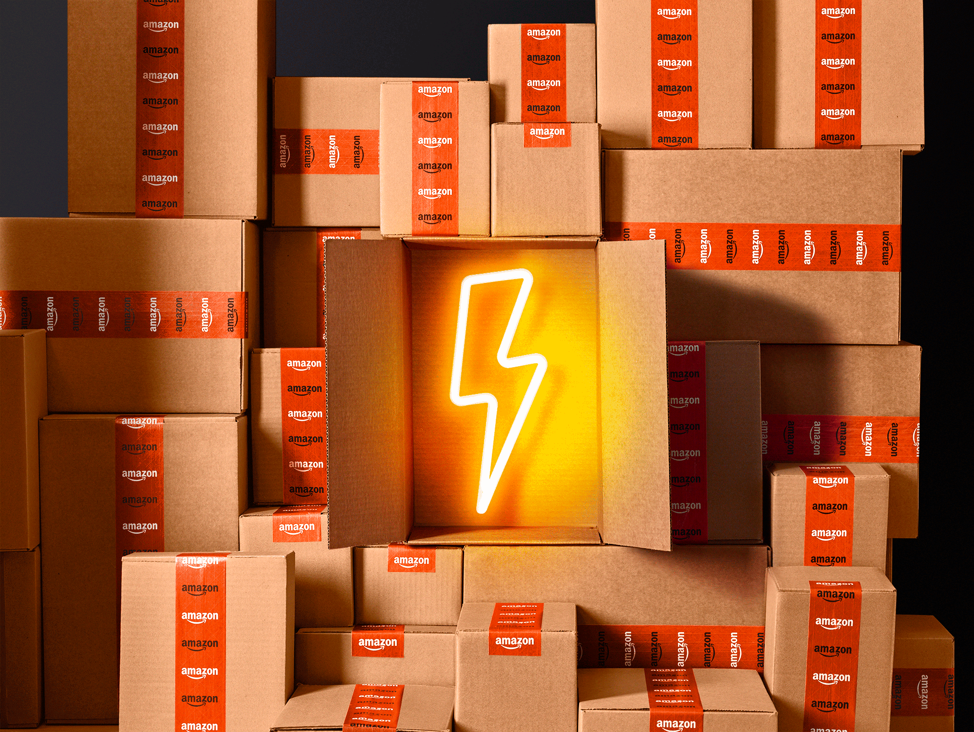Gif de muchas cajas de Amazon y una se abra y dentro de ve un relámpago de neón.