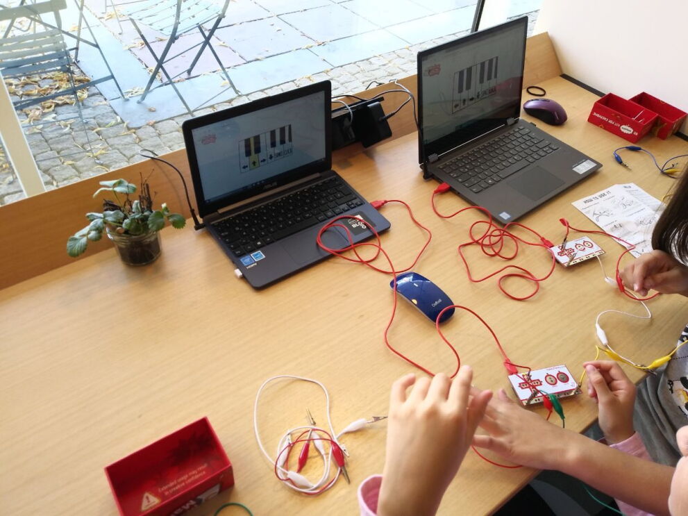 Oderdojo_Kinder programmieren und bauen etwas mit verschiedenen Kabeln.
