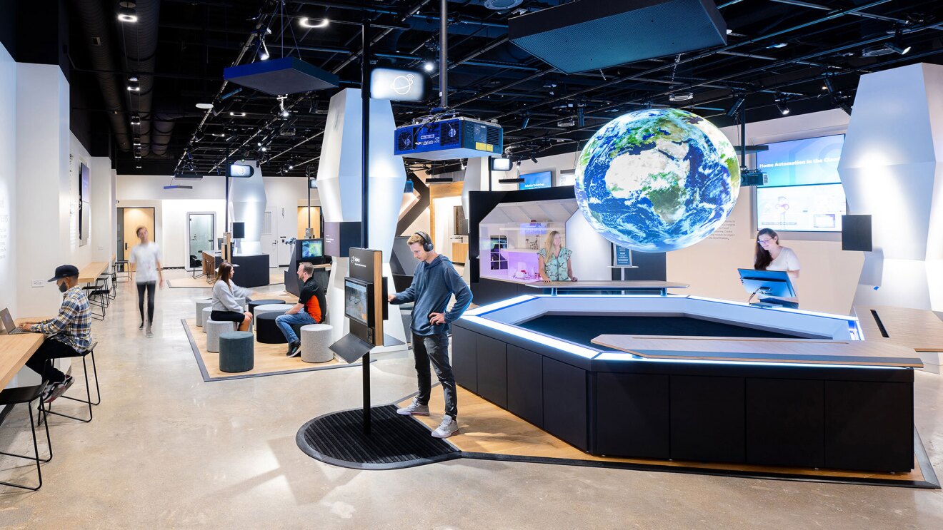 人们在未来工作站工作。