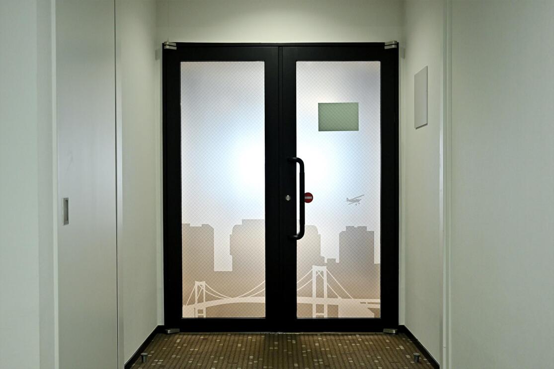 ドアのガラス面にレインボーブリッジのシルエット