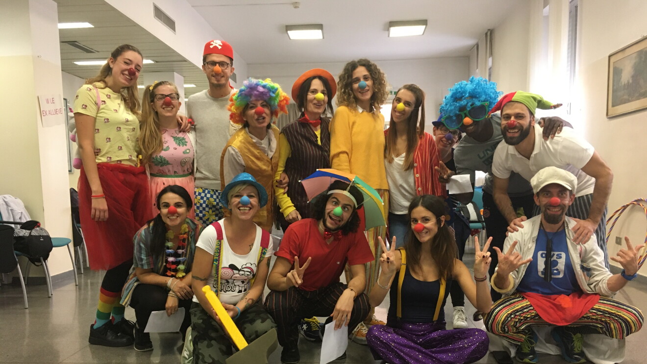 Dipendenti di Amazon vestiti da clown durante il corso di clown terapia presso una casa di riposo