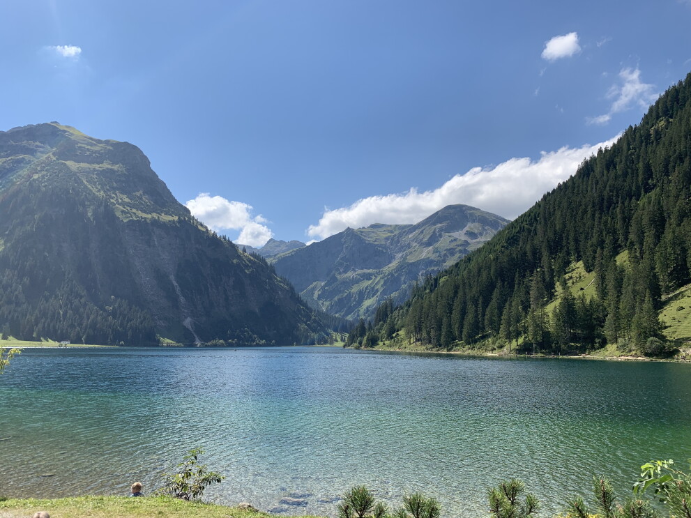 Ein See liegt in Mitten von Bergen. 
