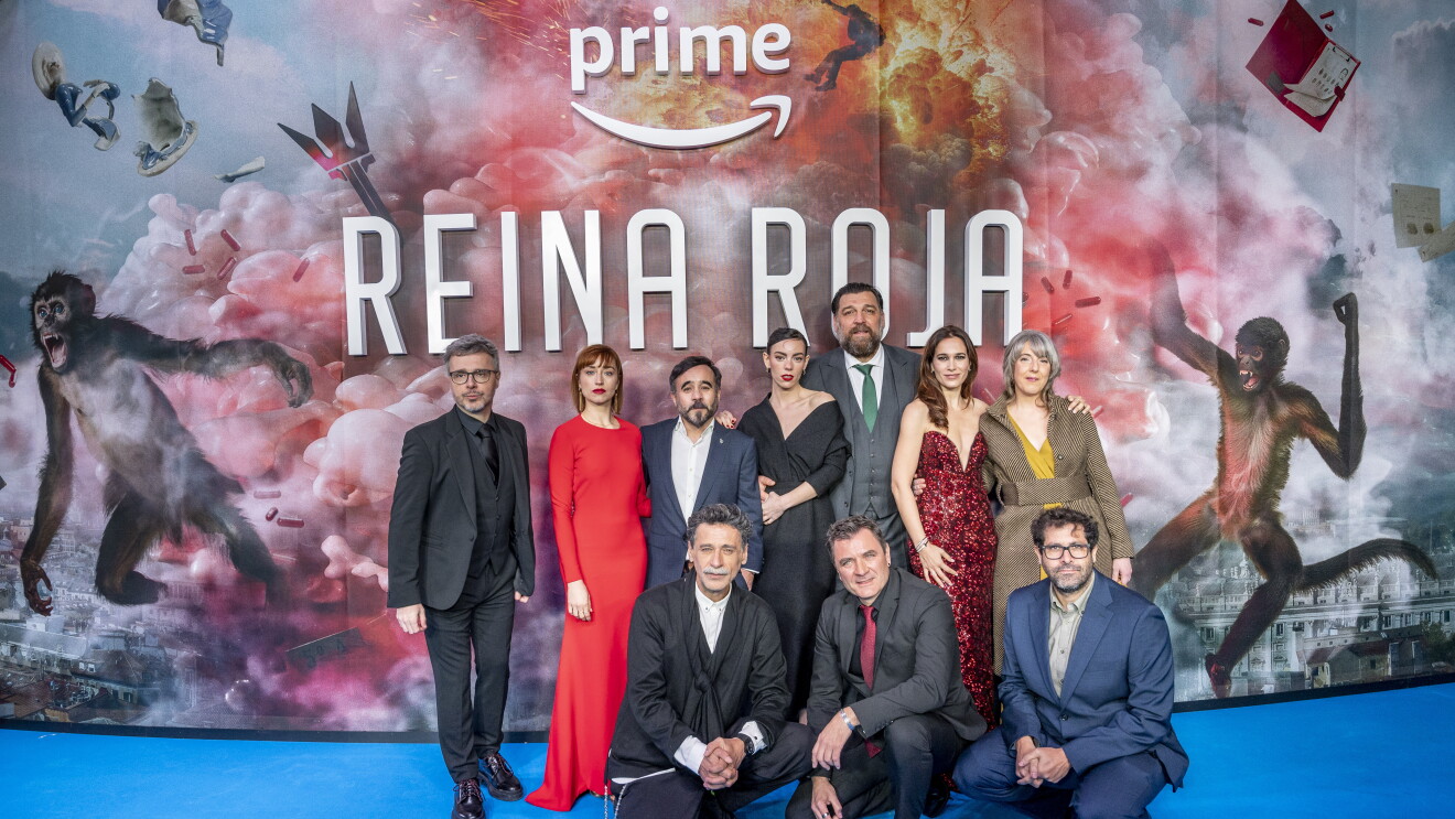 Foto de la premiere de Reina Roja en Madrid con los actores y el escritor de la novela. 