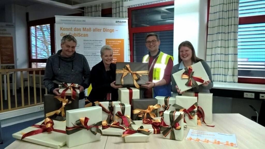 Martins Engagement für einsame Menschen wird von seinem Arbeitgeber, dem Logistikzentrum in Werne , unterstützt. Das Bild aus den Vorjahren zeigt v. li. n. re: Martin mit Freundin Rebecca, Amazon Regionaldirektor Lars Krause sowie Amazon Kollegin Alexandra Schürkmann.