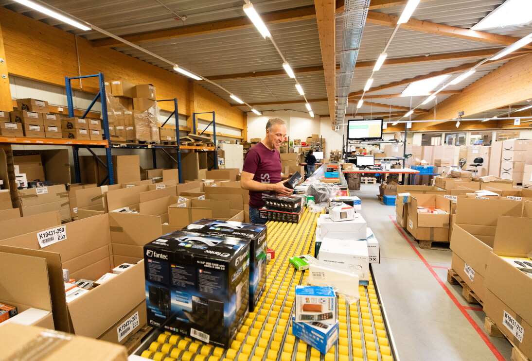 Ralf Hastedt und sein Team kümmern sich bei der Avides Media AG um Waren, die von Amazon Kunden zurückgeschickt werden. 
