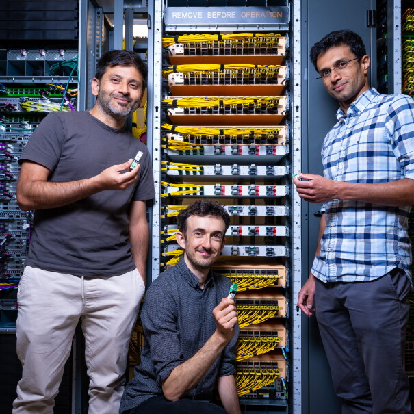 de izquierda a derecha: Ratul Mahajan, Amazon Scholar y experto en redes de centros de datos y profesor en la Universidad de Washington; Giacomo Bernardi, científico de AWS y Seshadhri Comandur, Amazon Scholar y profesor en la Universidad de California en Santa Cruz.