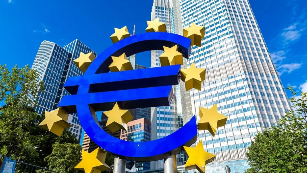 Edificio del Banco Central Europeo con el símbolo de la moneda que hay delante del edificio y las estrellas que repsentan los países que lo crearon, 