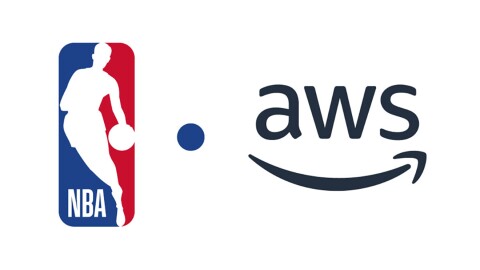 白い背景に、NBAロゴとAWSロゴが並んで理宇。左に、ボールを持った人物を青・白・赤で描くNBAの縦長ロゴ、中央にNBAロゴのボールと同じ大きさの青丸、右側に濃いグレーでAWSのロゴ。