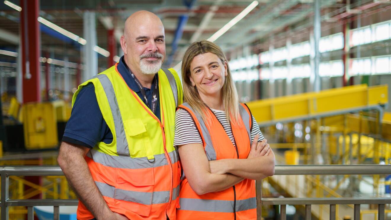Dos trabajadores de Amazon en un centro logístico