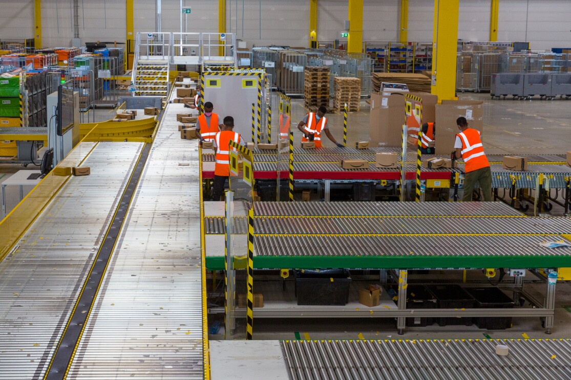 Förderanlage, an der Mitarbeiter arbeiten.