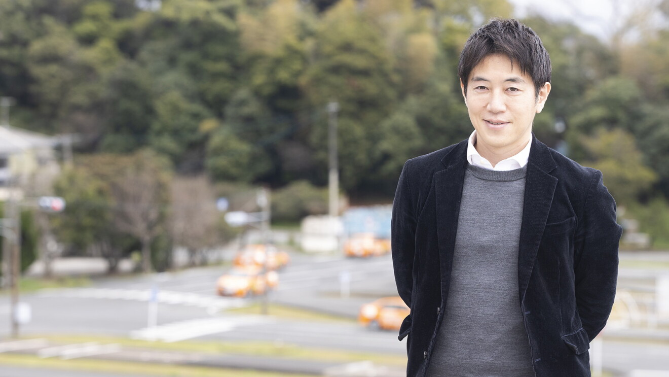 自動車教習所の目に立つ男性　コーデュロイのジャケットを着ている