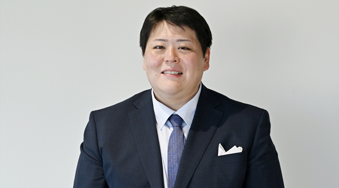 スーツを着た男性　胸にポケットチーフ