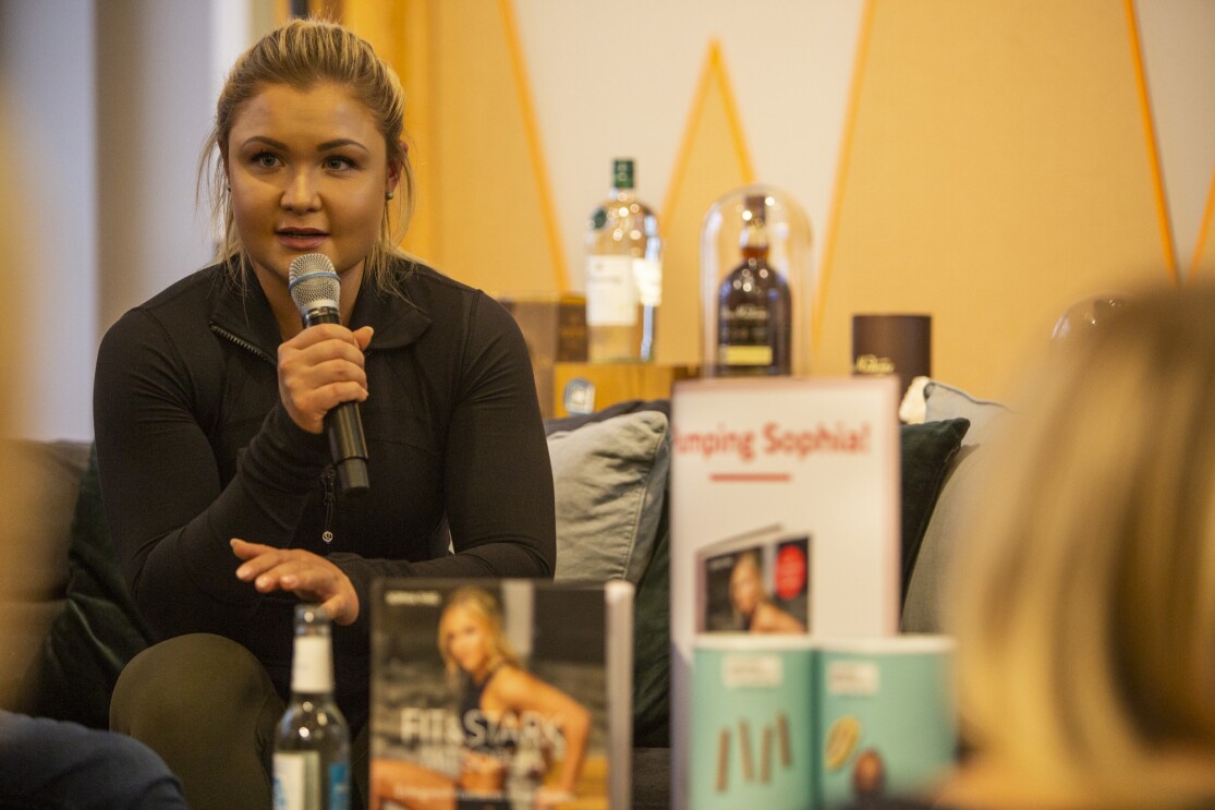 Sophia Thiel im Amazon Pop-up Store #HomeOfChristmas im Gespräch mit den Besuchern.