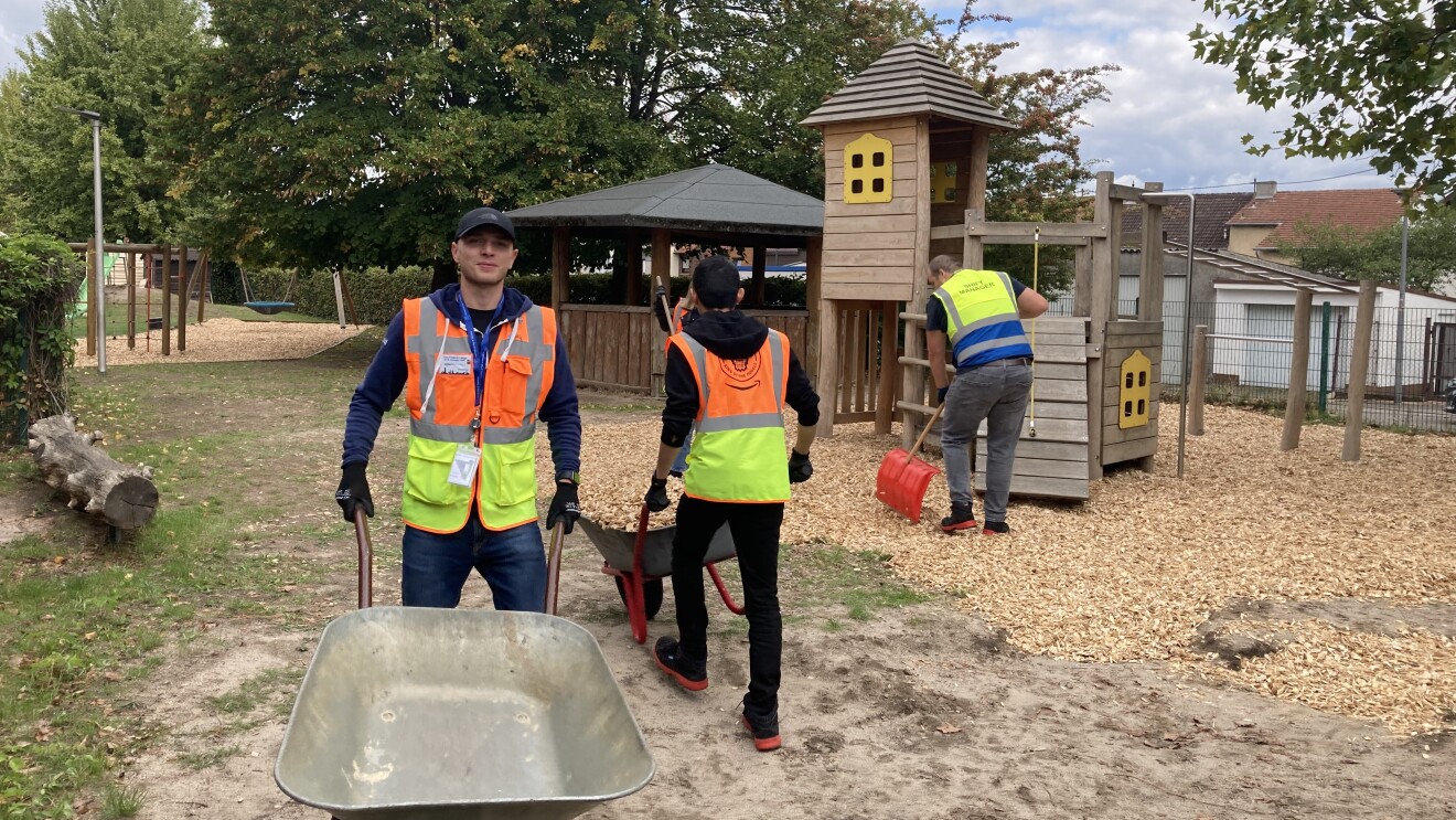 Volunteers des Amazon Verteilzentrums Völklingen unterstützen den Kindergarten St. Hedwig Stadt Völklingen tatkräftig bei der Renovierung der Außenanlagen.
