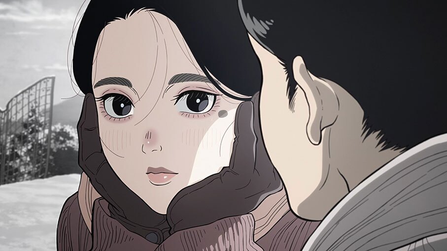 屋外で見つめ合うアニメキャラクター2人の顔のアップ。左側の少女は手袋をした両手で頬杖をついている。右側にもう1人のキャラクターの後頭部。