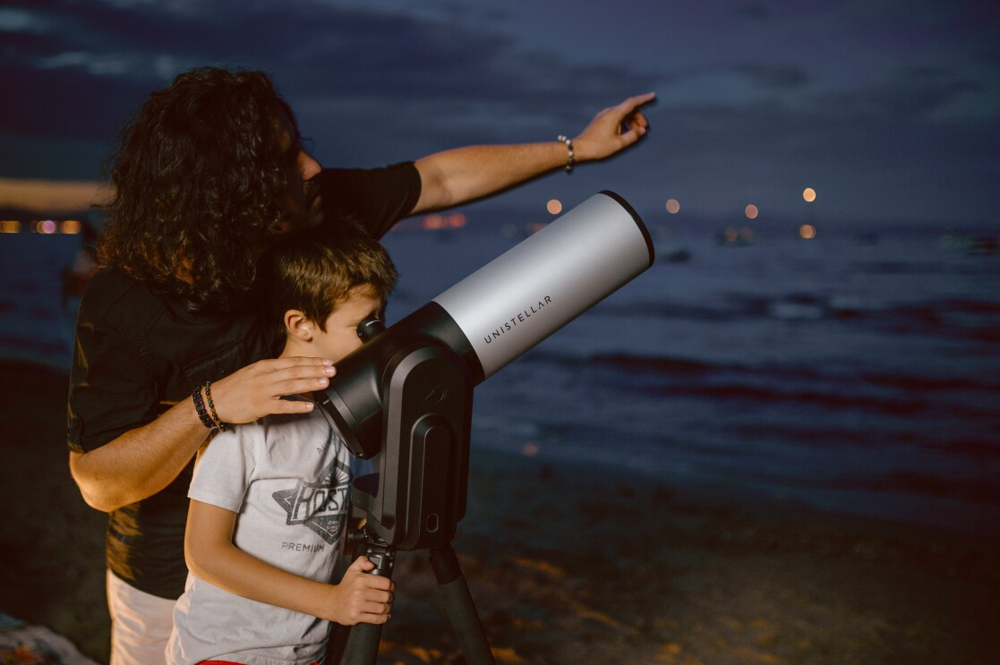 Images of the Unistellar stargazing device. 