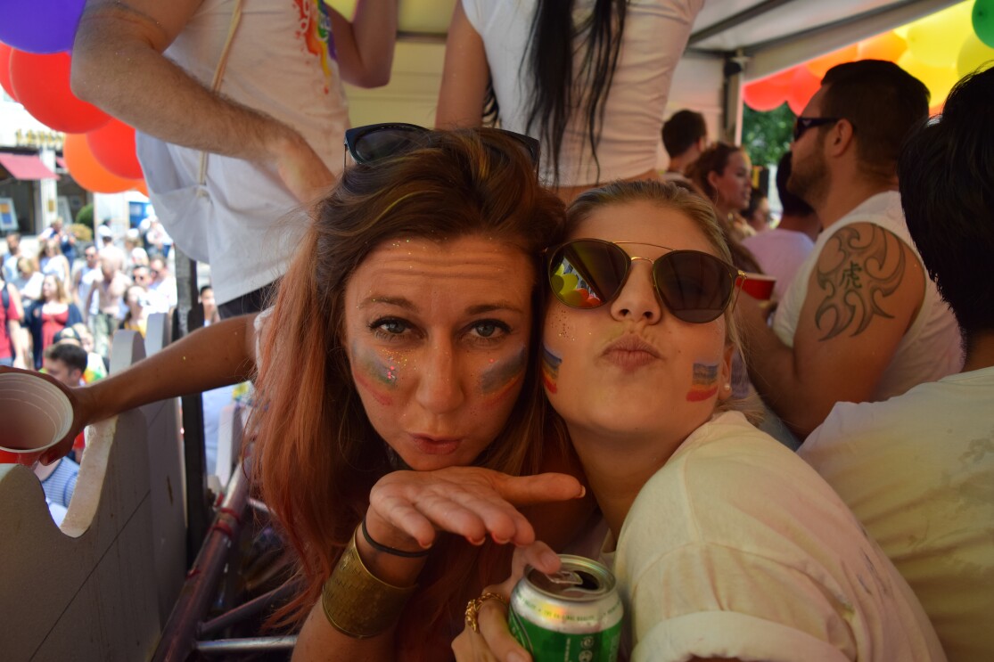 Zwei Frauen auf dem Christopher Street Day auf dem Glamazon Wagen in München.