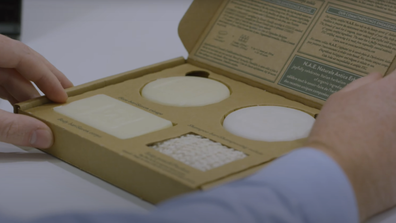 l'immagine mostra una scatola in materiali 100% riciclabili con all'interno prodotti di bellezza