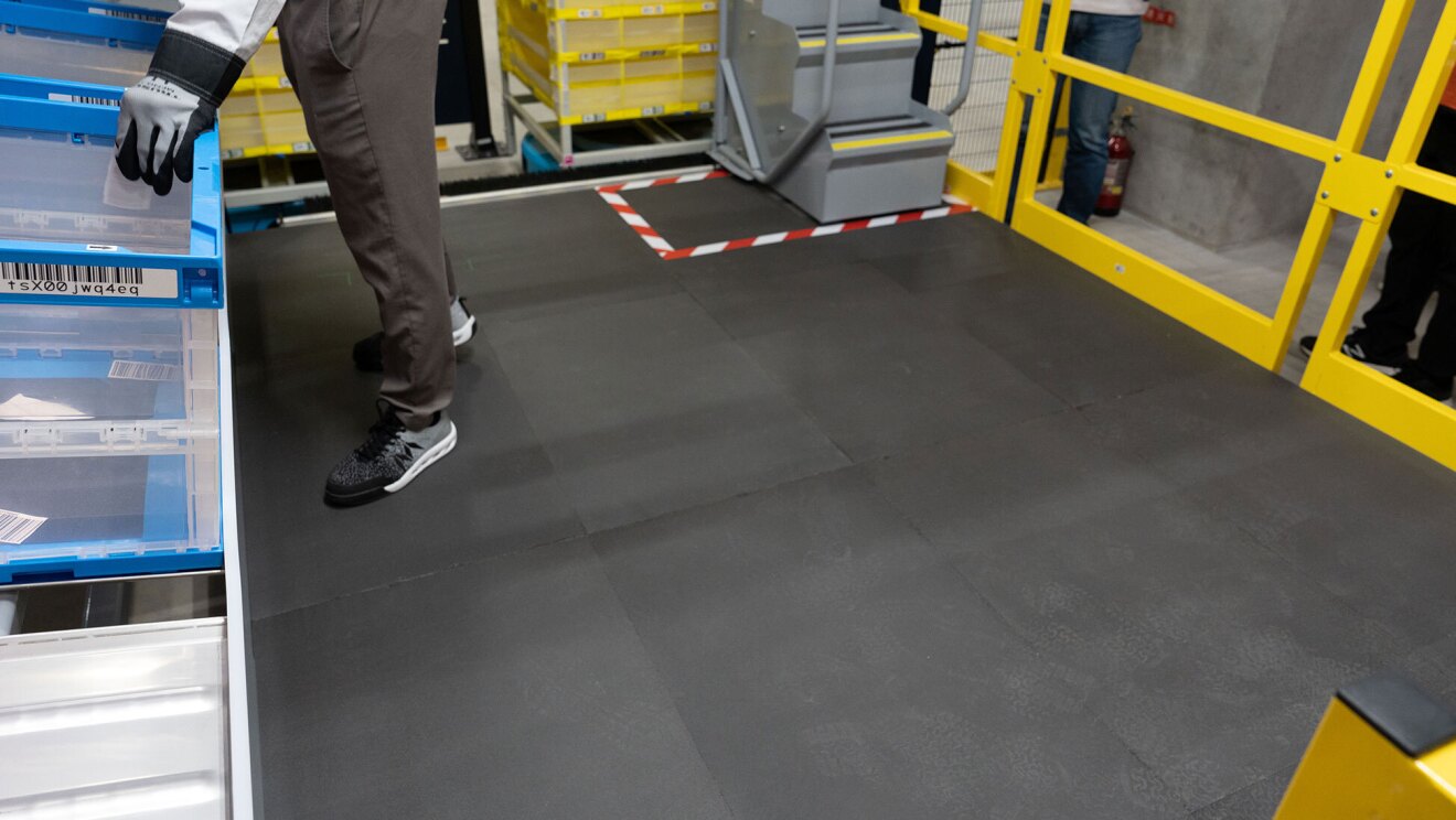 作業場の床にグレーのフロアマットが敷き詰められている