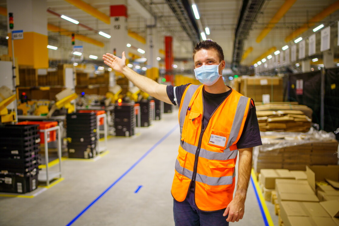 Bastian Dressel mit einem Willkommensgruß im Logistikzentrum.