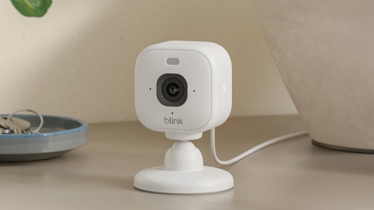 Blink-Kamera auf einem Schreibtisch zu Hause aufgestellt