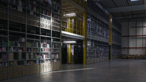 Produkty schowane na półkach w centrum logistyki Amazon