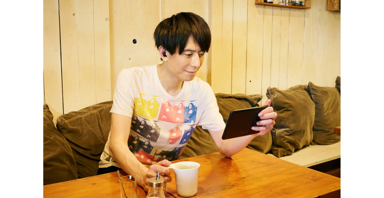 カフェで飲み物を楽しみながらFire 7 でPrime Videoを見ている写真
