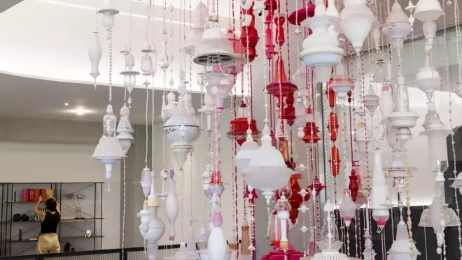 赤と白のシャンデリアのようなものが天井からぶら下がっている