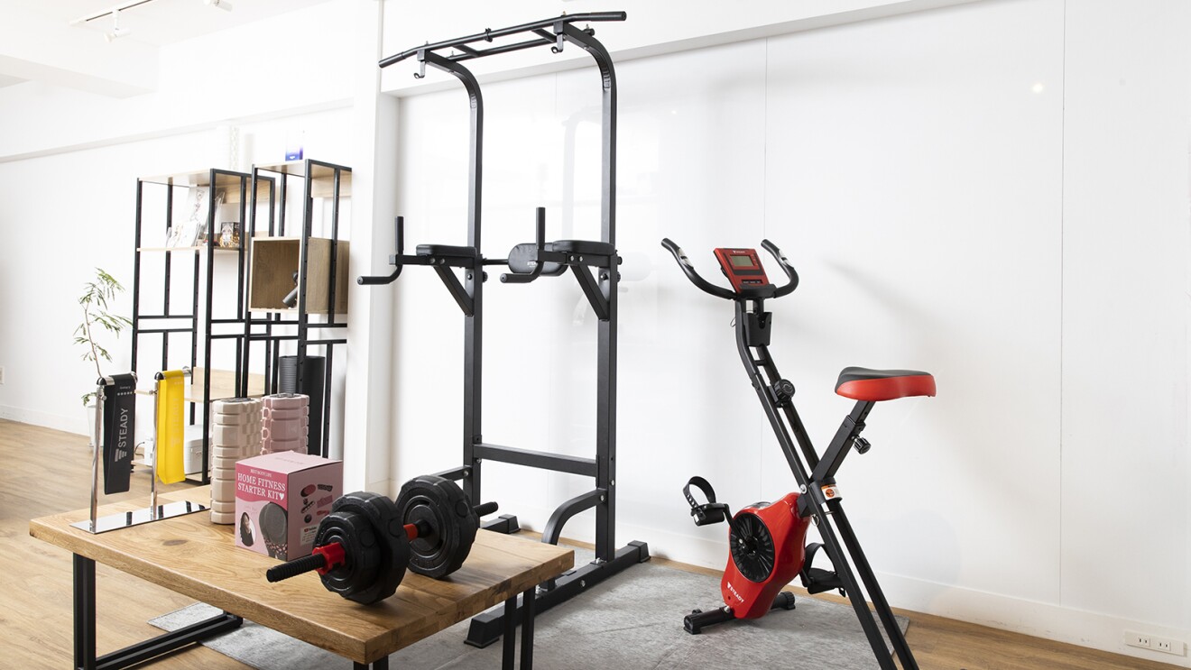フロアや棚に置かれたさまざまなフィットネス器具