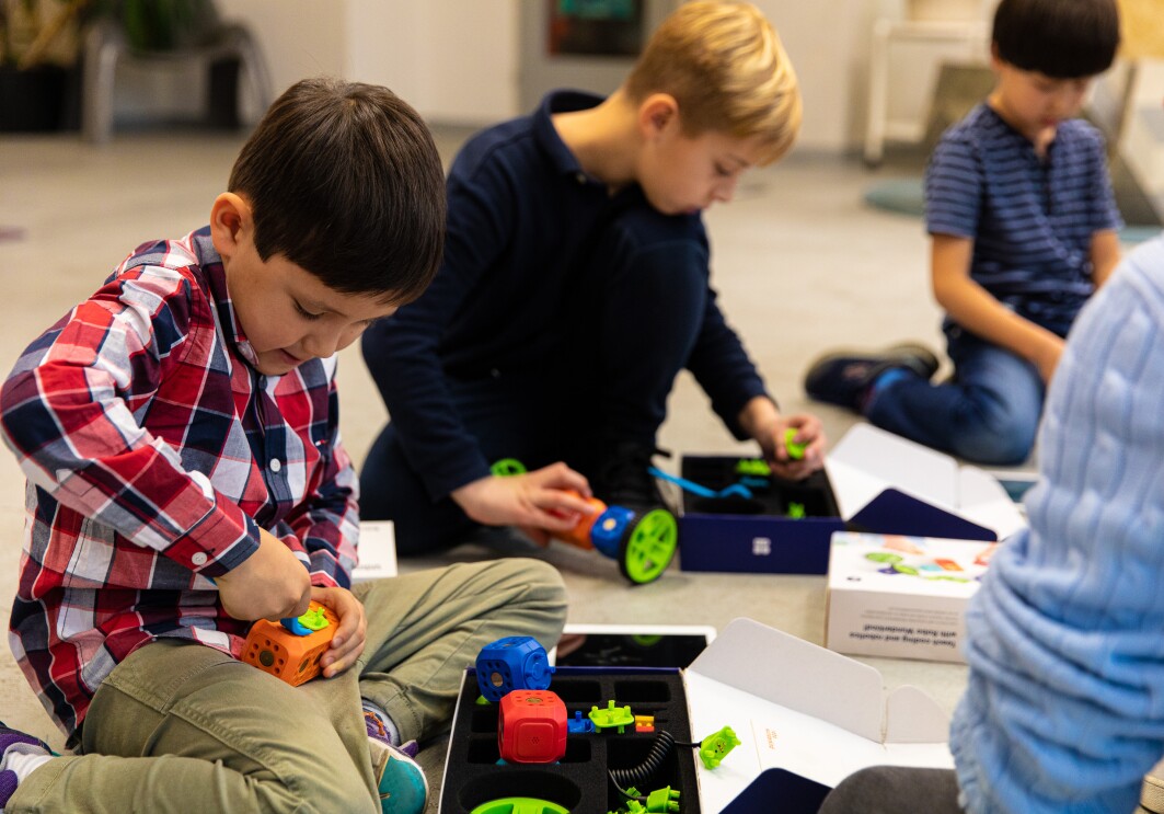 Kinder lernen mit Robo Wunderkind, wie man programmiert
