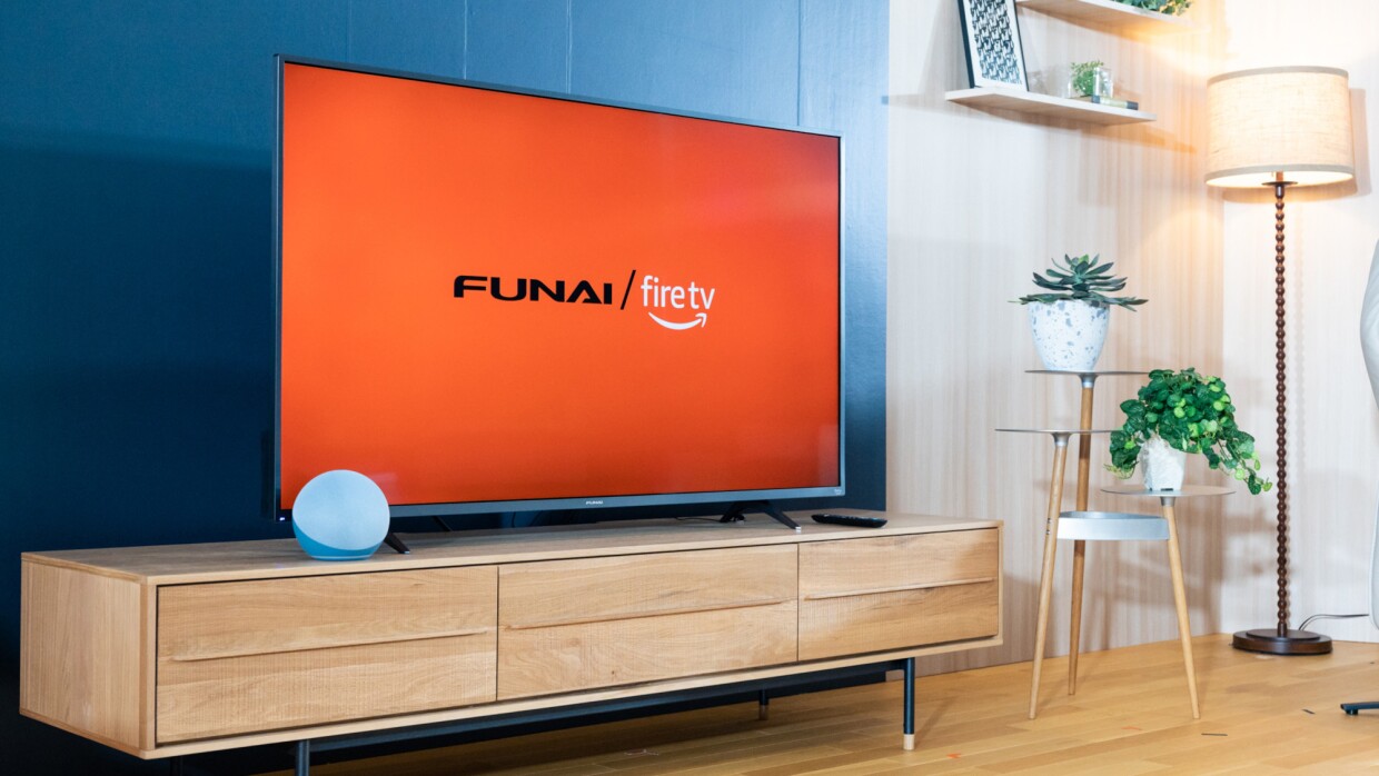 リビングに置かれた大型サイスの「FUNAI Fire TV搭載スマートテレビ」。その手前にAmazon Echoが置かれている