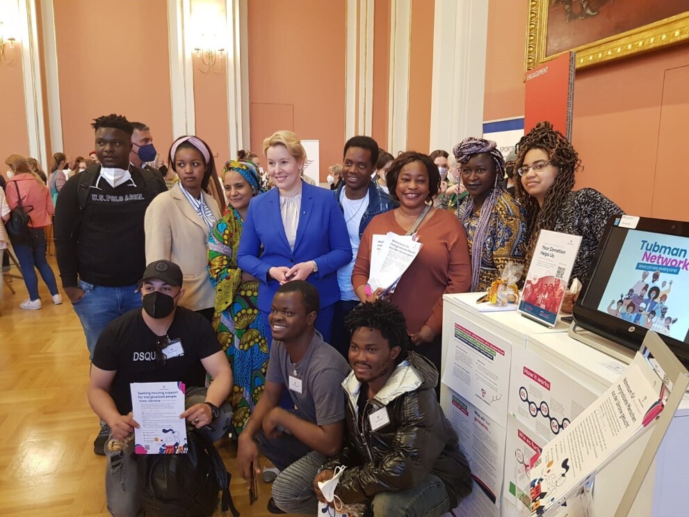 Gruppenfoto von Vertreter:innen des Projekts „Collaboration mit Tubman Network“ beim Treffen mit der die Regierenden Bürgermeisterin von Berlin, Franziska Giffey, Mitte Mai 2022 bei einer Veranstaltung für Ehrenamtliche im Roten Rathaus.