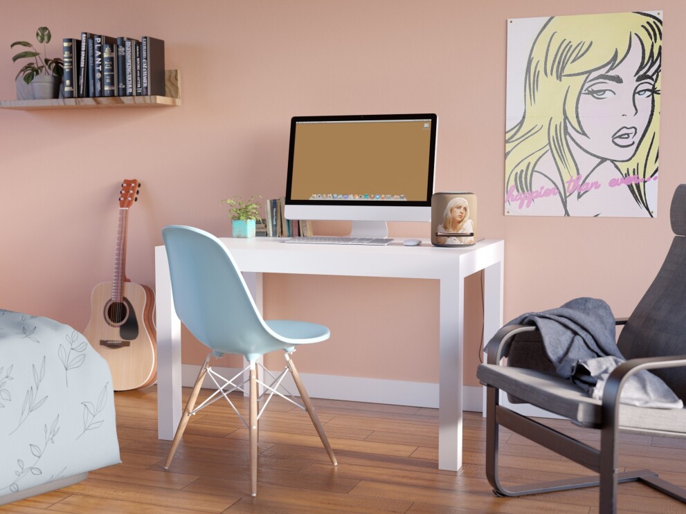 比利Eilish限量版回波工作室坐落在一个桌子在卧室里。