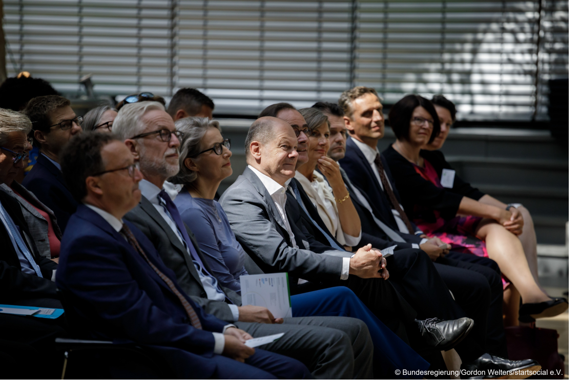 Bundeskanzler Olaf Scholz, Rocco Bräuniger und andere Laudatoren am 13. Juni 2023 in Berlin. 
