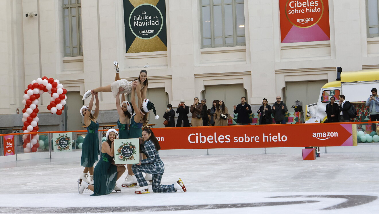 Presentación de La Fábrica de la Navidad de Amazon en el Palacio Cibeles de Madrid. Especátculo en la pista de patinaje con un grupo de patinadoras. 