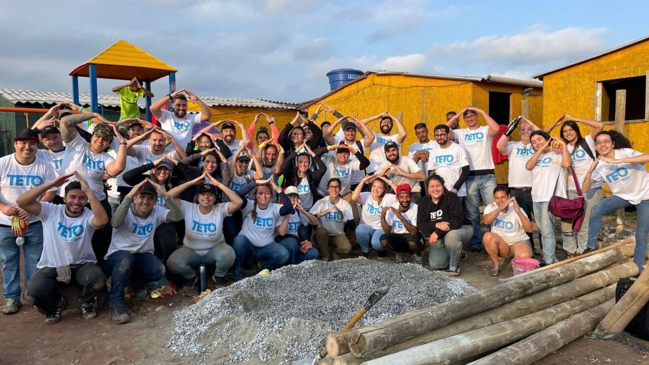 Voluntários AWS Brasil constroem parque infantil em comunidade de SP