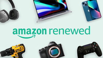 Fotomontaje. Sobre un fondo verde azulado aparecen las letras en verde amazon renewed. En la parte superior unos auriculares, un ordenador portátil abierto y un teléfono móvil. En una parte inferior, un taladro, una cámara de fotos y un mando de la Play Station.