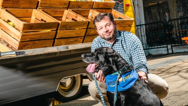 克里斯和赛迪在亚马逊总部的香蕉摊旁闲逛。