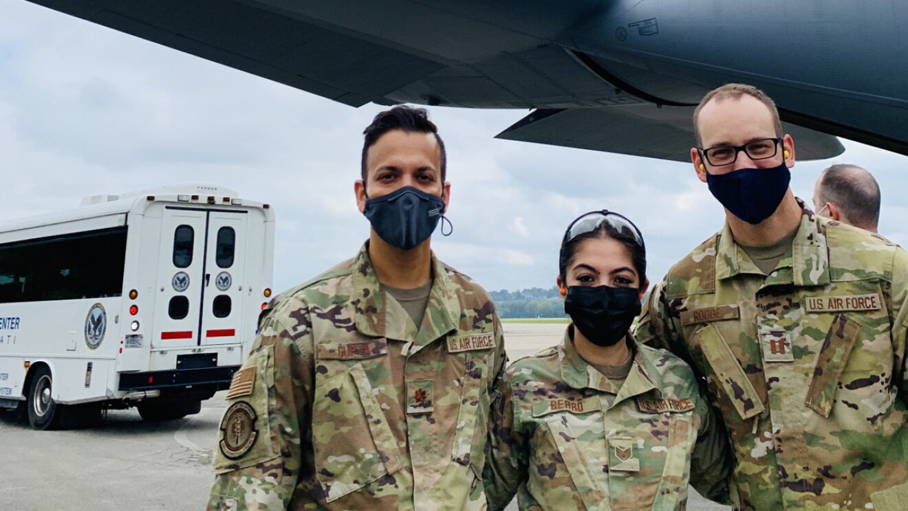 El Dr. Gupta trabajando junto a terapeutas respiratorios y enfermeros de terapia intensiva en el Equipo de Transporte de Cuidados Aéreos Críticos de la Fuerza Aérea de EE.UU., fuera de su trabajo en Amazon.