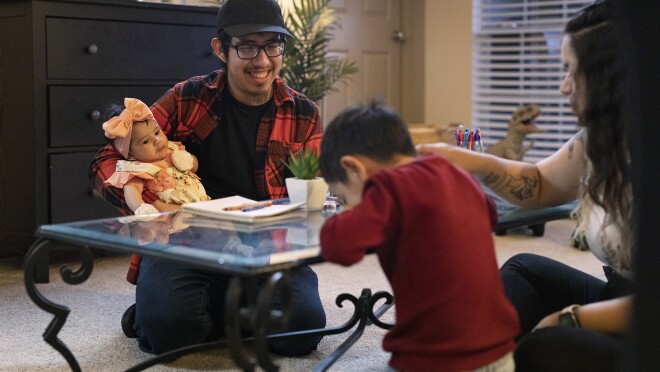 亚马逊员工布里萨和维克多在生孩子时获得了公司的带薪产假支持