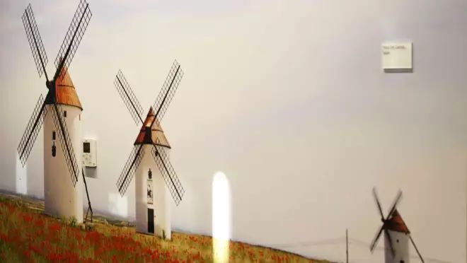 草原の真ん中に建つ3基の風車のイメージ。