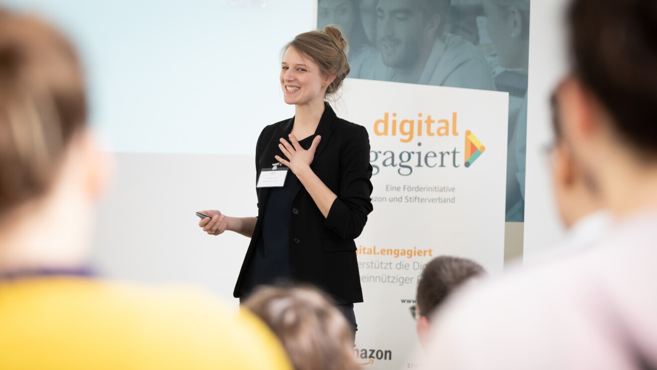 Johanna Nothacker präsentiert Laborium.
