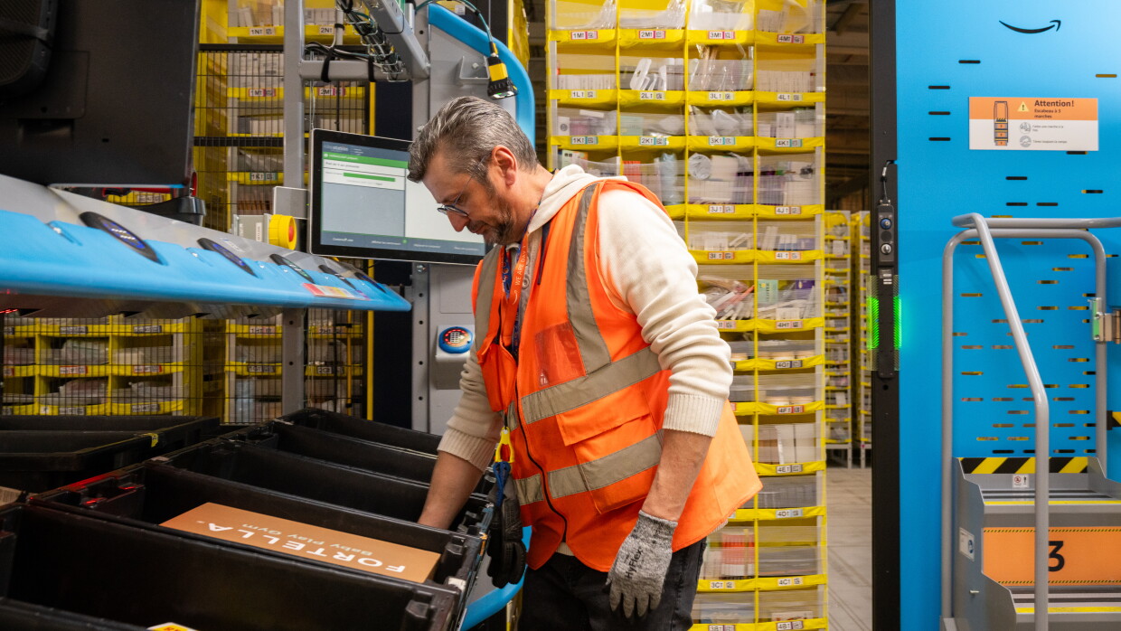 Salarié d'un centre de distribution Amazon