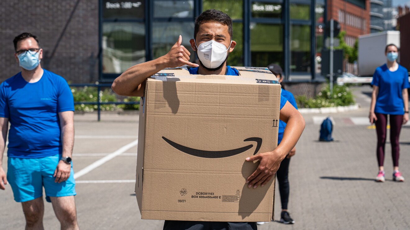 Amazon Mitarbeiter:innen aus den Verteilzentren in Tegel, Tempelhof, Hoppegarten und Potsdam in Corona-konformen Laufgruppen.