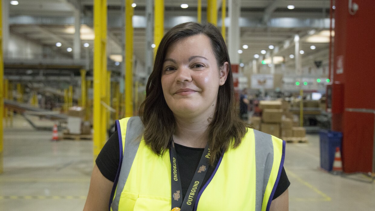 Desaina Skilja all'interno del centro di distribuzione Amazon di Castel San Giovanni