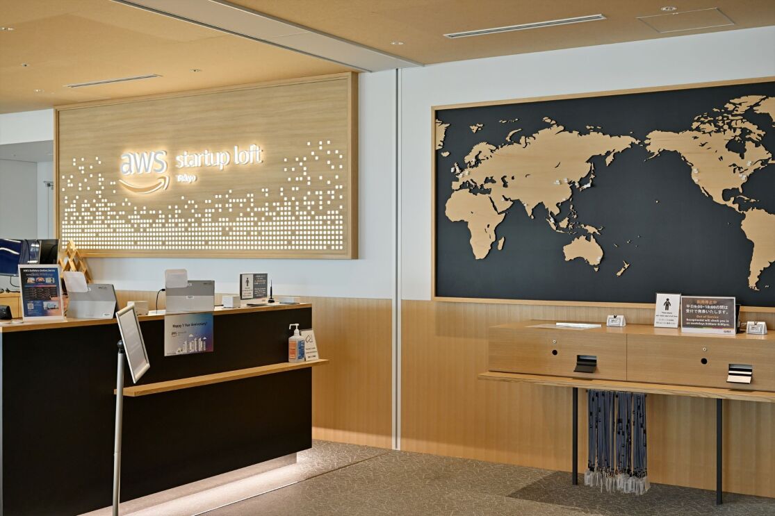 黒いカウンター。壁には木でできた世界地図