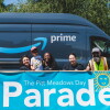 Des employés d'Amazon se tiennent devant un camion